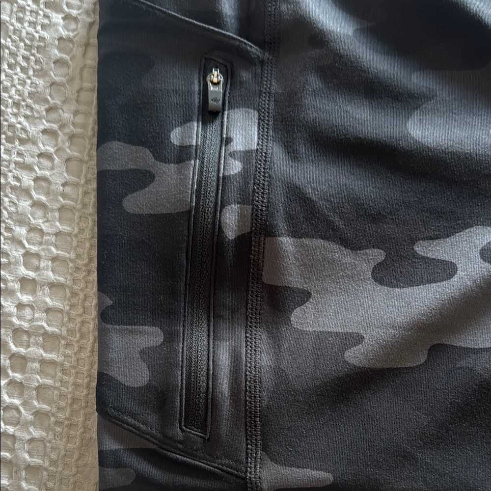 🆕 Eddie Bauer Black Camo 7/8 Leggings with Pockets. XL. NWT💥 - Picture 2 of 5